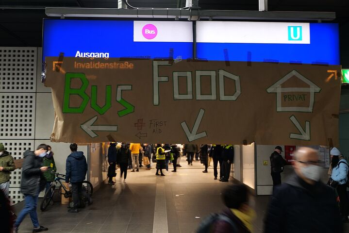 faces_Aid_for_refugees_at_Berlin_main_station_2022-03-05_25